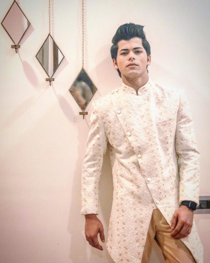 From Suits to Kurta: Siddharth Nigam’s Swanky Looks - 1