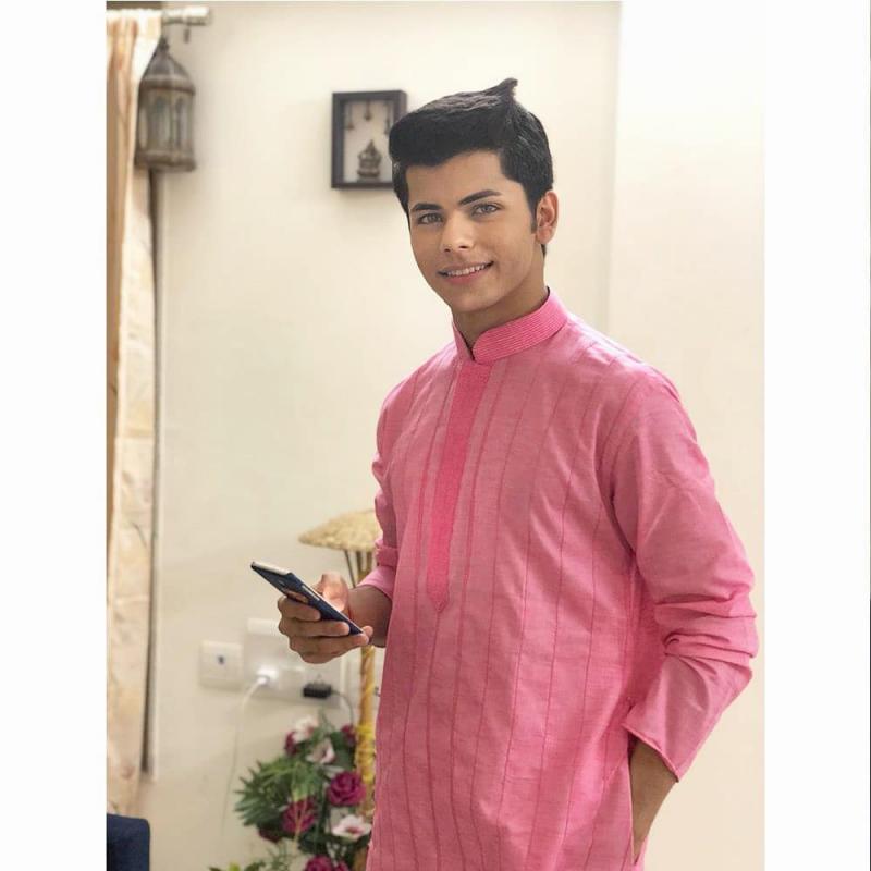 From Suits to Kurta: Siddharth Nigam’s Swanky Looks - 2