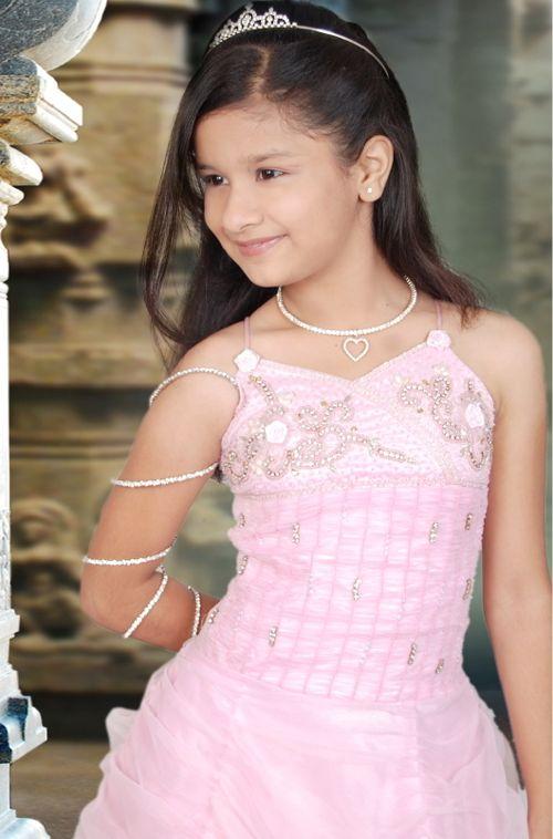 Get A Sneak-Peek of Avneet Kaur’s Childhood Picture! - 1