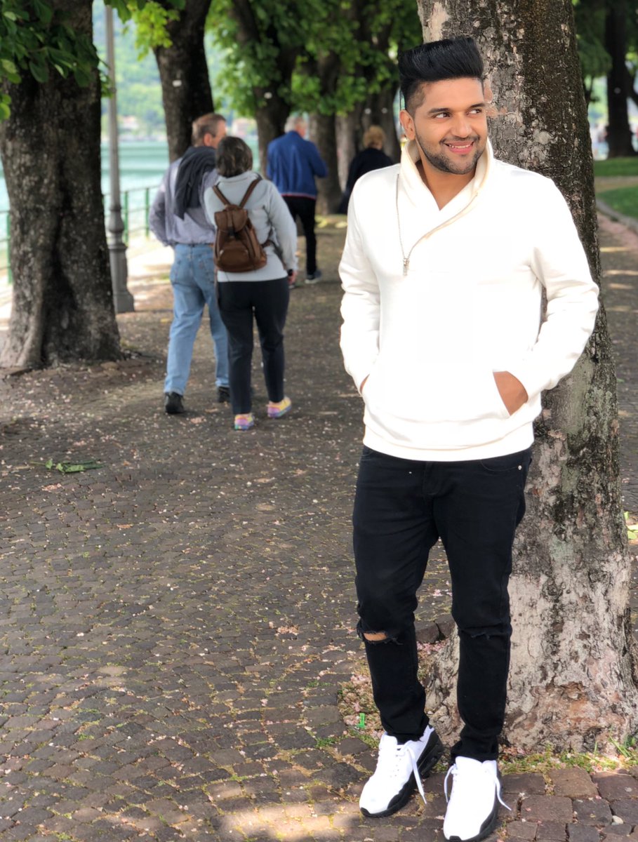 Guru Randhawa is a true fashionista, and his latest Instagram pictures are proof! 3