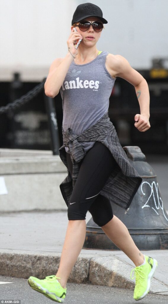 How Jennifer Aniston, Emma Stone, Jennifer Lawrence, Scarlett Johansson Nailed The Gym Wear! - 7