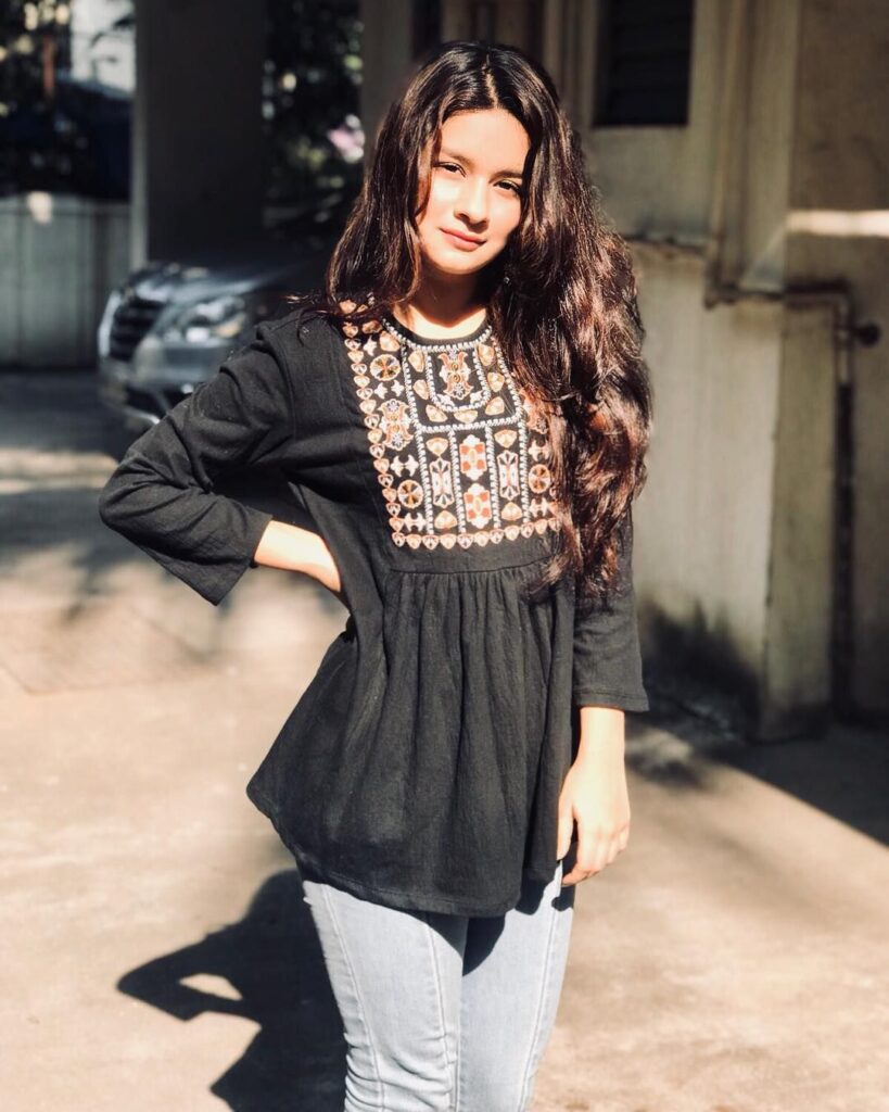 How to Dress Up In  Dark-Hued Embellished Suit Like Avneet Kaur? - 3