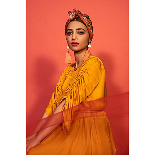 How to Wear A Scarf? Take Tips from Radhika Apte - 4