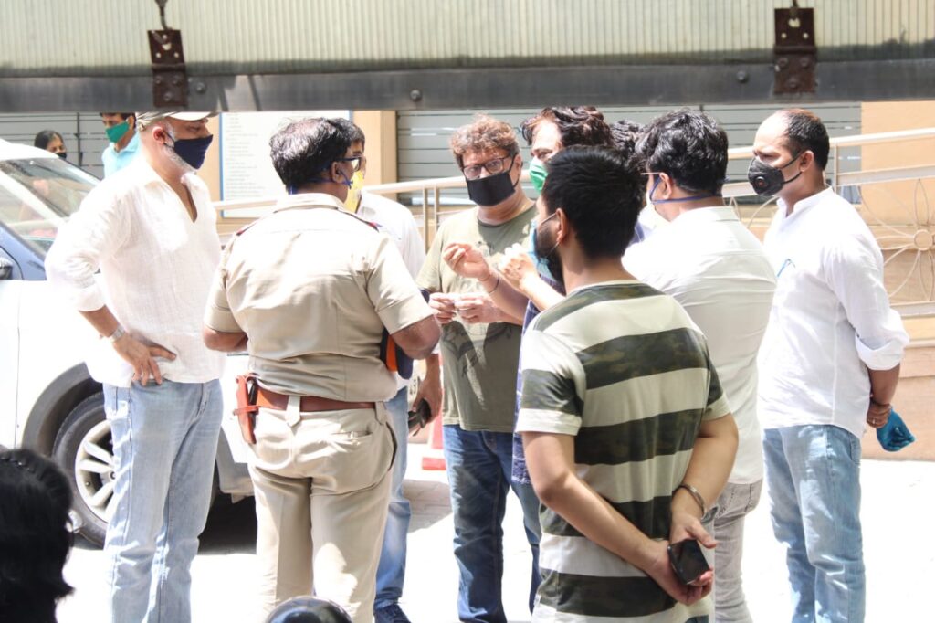 IN PHOTOS: Irrfan Khan’s last rites at Versova Kabrastan - 3