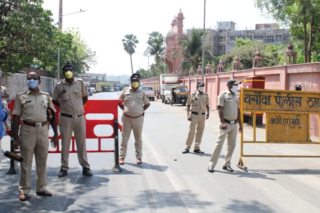 IN PHOTOS: Irrfan Khan’s last rites at Versova Kabrastan - 4