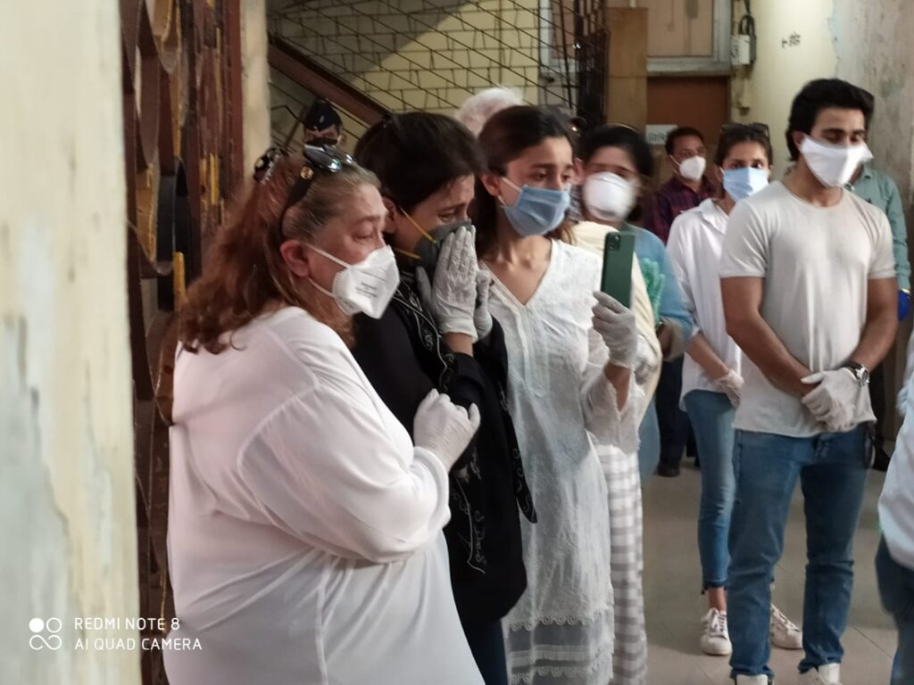 Inside Photos: Ranbir Kapoor, Alia Bhatt, Saif Ali Khan, Kareena Kapoor Khan, Abhishek Bachchan, Neetu Singh sad and emotional at Rishi Kapoor’s last rites - 3