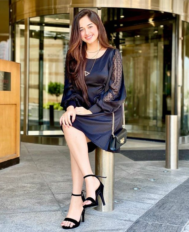 Jannat Zubair’s Stylish Outfit Ideas for How to Wear High Heels - 1