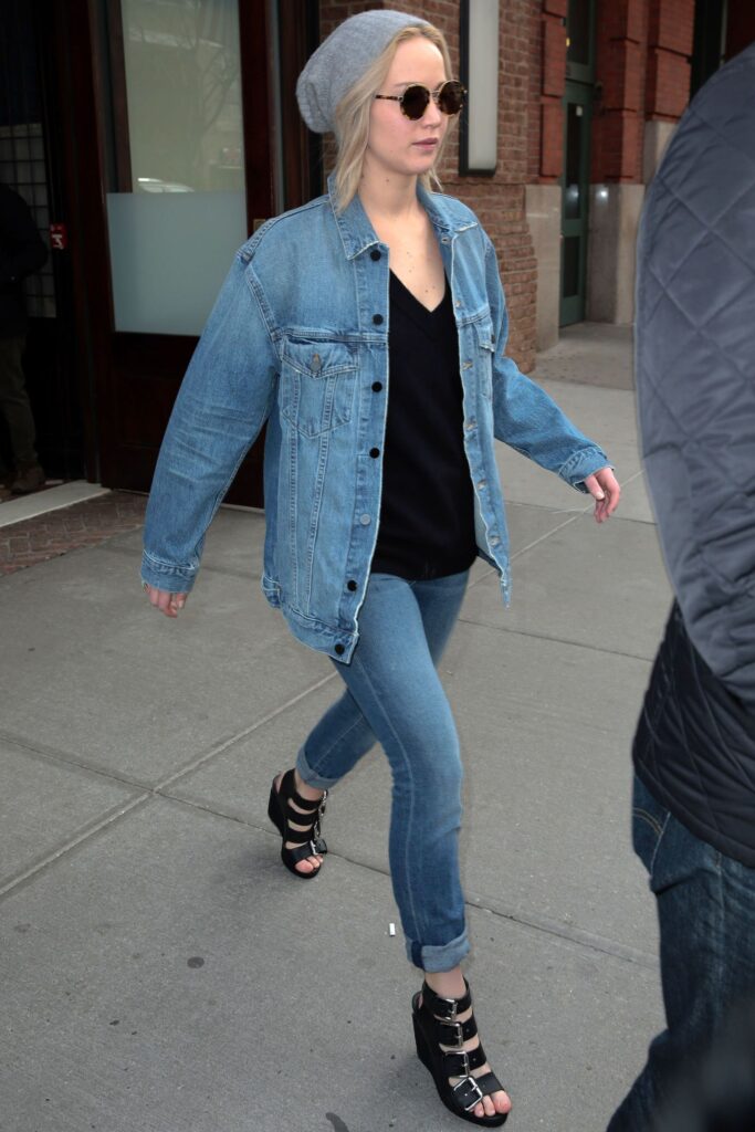 Jennifer Aniston Vs Jennifer Lawrence: Who Shows Off Her Denim Outfits Collection Better? - 3