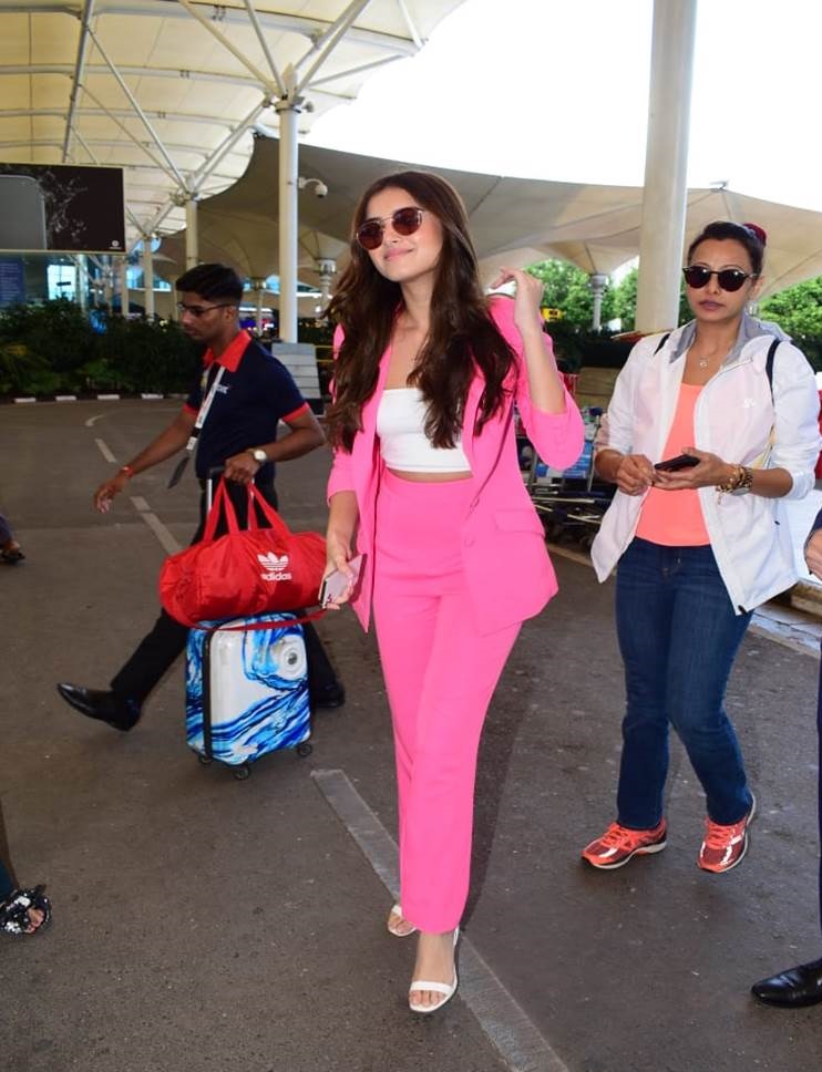 Kareena Kapoor, Disha Patani, Kiara Advani, Tara Sutaria: 7 Coolest Airport Looks For Girls! - 7