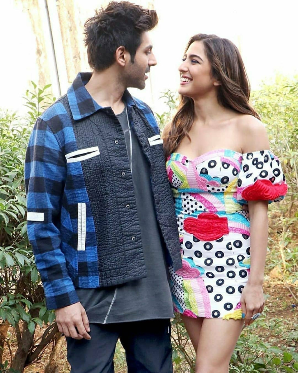 Kartik Aaryan and Sara Ali Khan's Eye-Lock Moments! 2