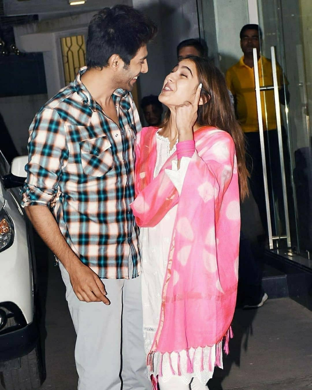 Kartik Aaryan and Sara Ali Khan's Eye-Lock Moments! 5