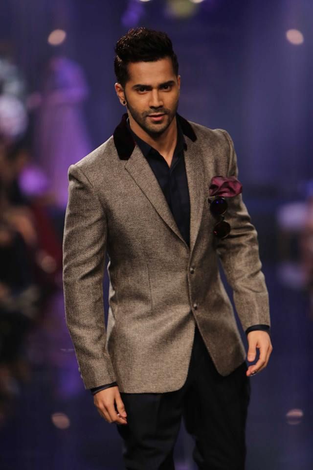 Kartik Aryan, Hrithik Roshan, Varun Dhawan: Bollywood Actors’ Best Ramp Walks - 4