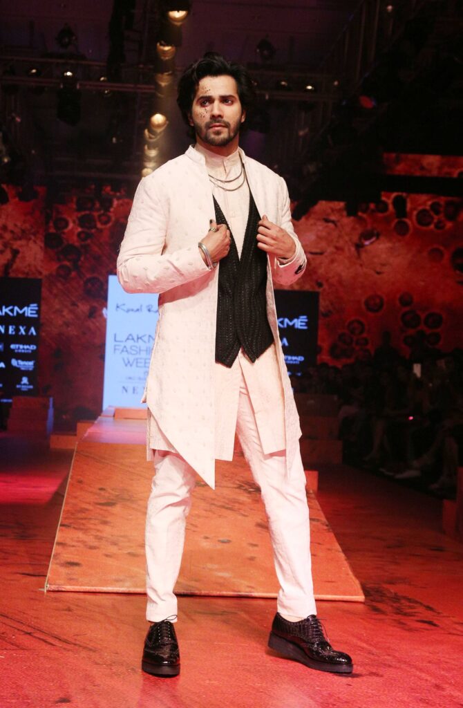 Kartik Aryan, Hrithik Roshan, Varun Dhawan: Bollywood Actors’ Best Ramp Walks - 5