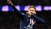 Oh Wow! Neymar Jr. flexes his perfectly toned muscles