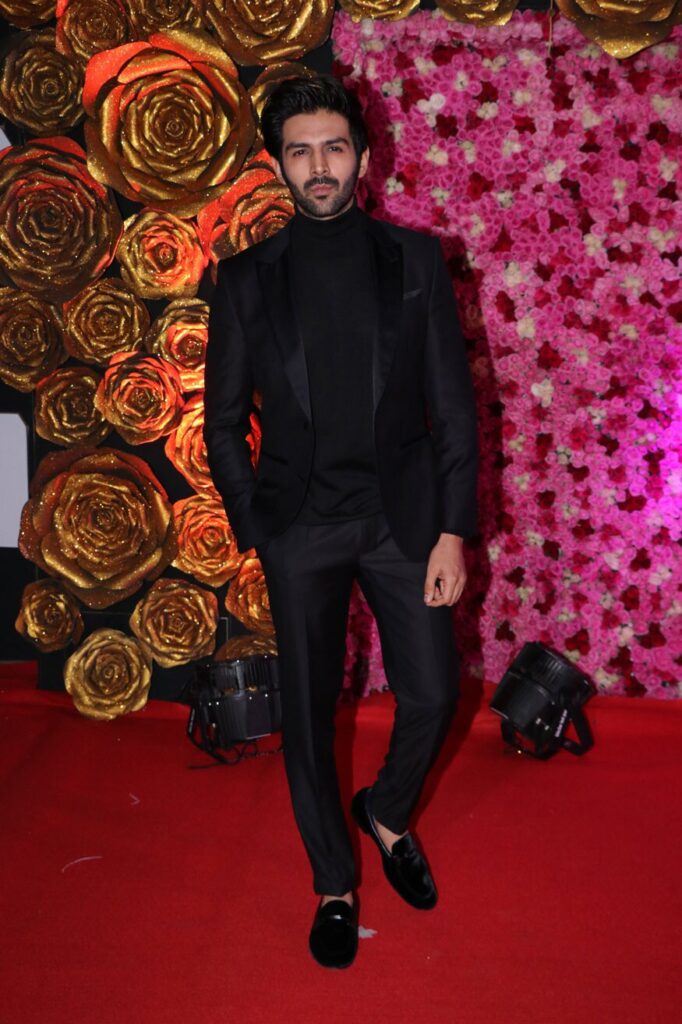 Ranveer Singh, Kartik Aaryan, Hrithik Roshan, Varun Dhawan, Vicky Kaushal: Who Carries Best Red Carpet Look? - 4