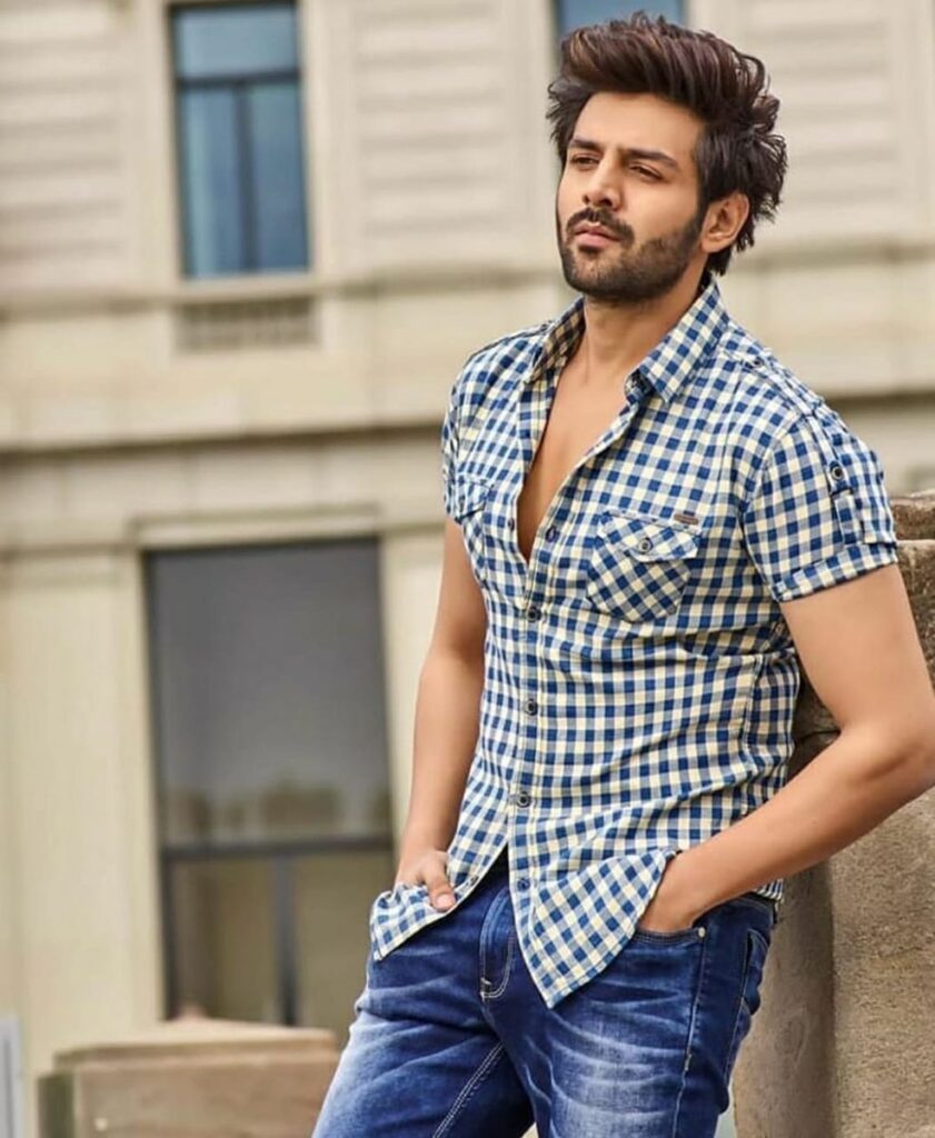 Ranveer Singh, Kartik Aaryan, Varun Dhawan, Vicky Kaushal, Hrithik Roshan: 5 Celebs Who Wore Simple Clothes And Killed It - 0