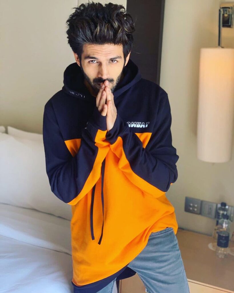 Ranveer Singh, Kartik Aryan, Hrithik Roshan, Vicky Kaushal: How To Wear A Sweatshirt In Style This Season? - 2