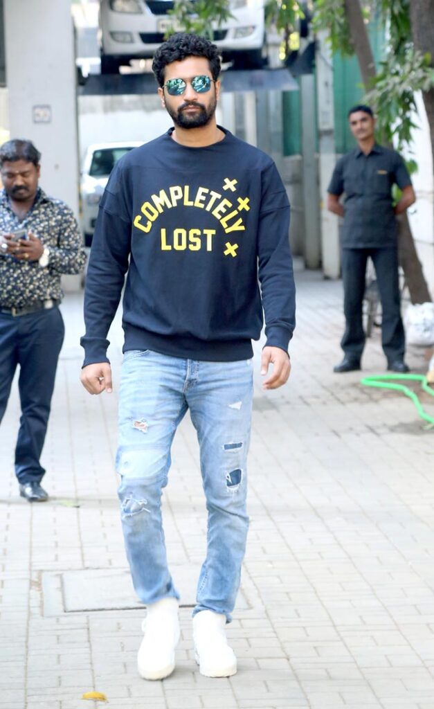 Ranveer Singh, Kartik Aryan, Hrithik Roshan, Vicky Kaushal: How To Wear A Sweatshirt In Style This Season? - 6