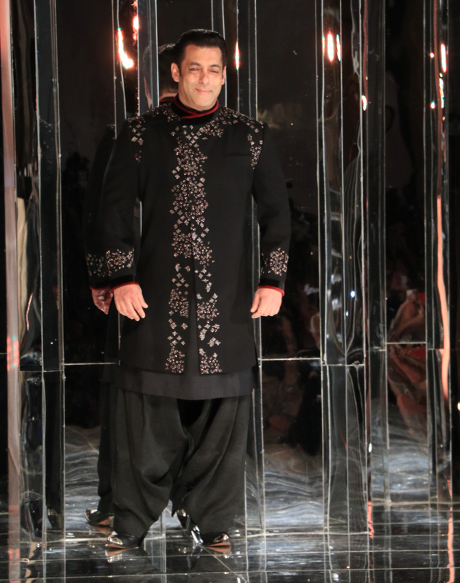 Salman Khan, Hrithik Roshan, Ranveer Singh, Vicky Kaushal, Kartik Aaryan: Top 5 Looks Of Your Favorite Stars From Manish Malhotra Collection - 3