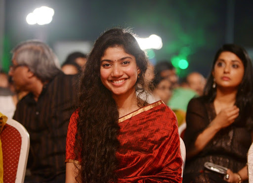 Samantha Akkineni and Sai Pallavi Looking Hot in Red Saree, Check Pictures - 5