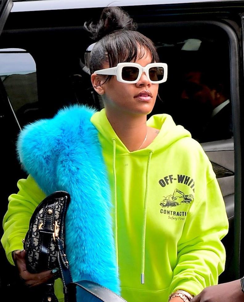 Selena Gomez, Rihanna, Taylor Swift, Jennifer Lopez: Hollywood Singers Make Heads Turn With These Neon Shades - 1