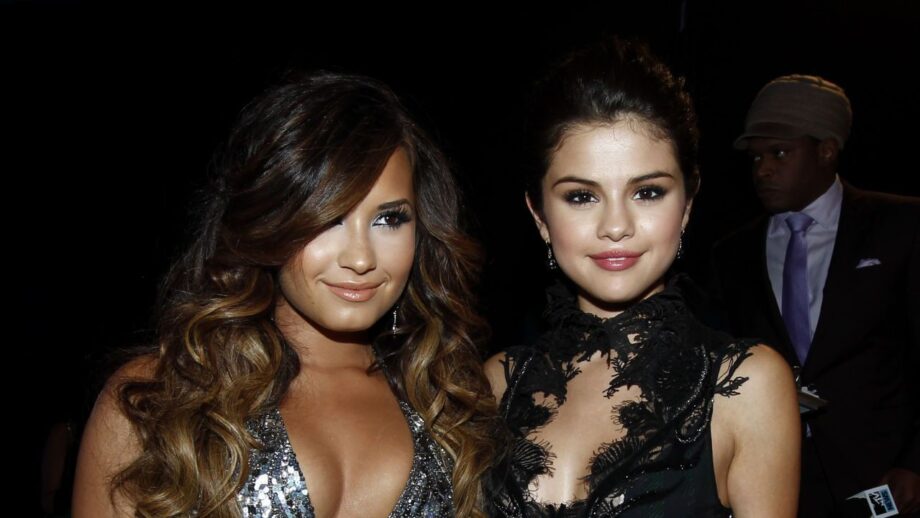 Selena Gomez Vs Demi Lovato: Who Nails The Sultry Fashionista Look! 4