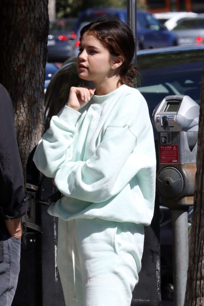 Selena Gomez’s Casual No-Makeup Look! - 6