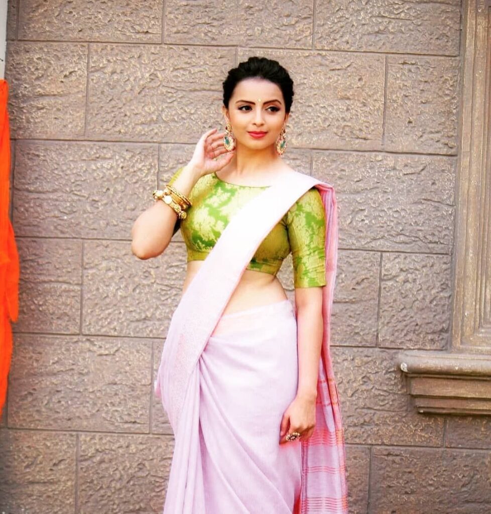 7 Saree Looks of Shrenu Parikh That Are Super Stylish And Elegant! - 6