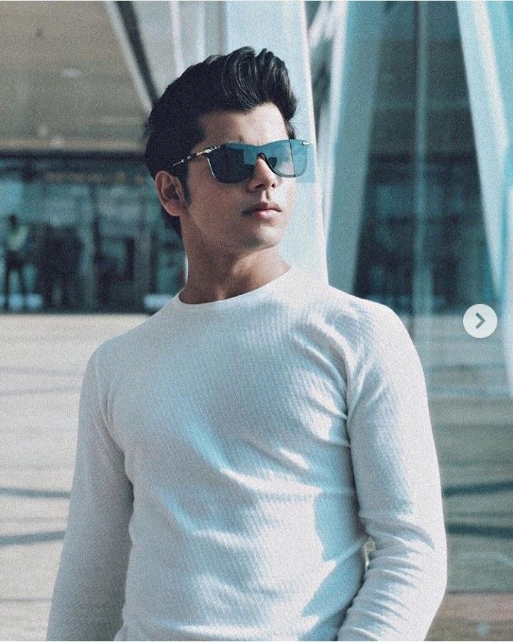 Siddharth Nigam’s Sunglasses Is A Quintessential Style Statement! - 1