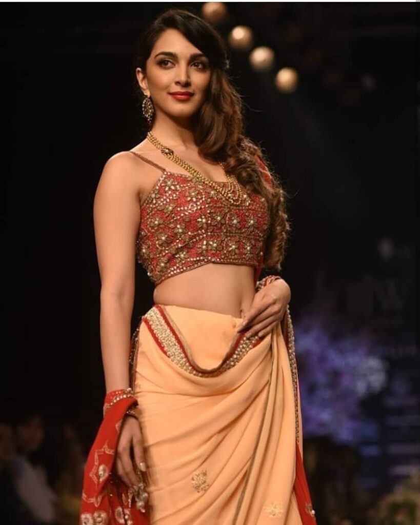 Kiara Advani, Sara Ali Khan To Disha Patani’s Stylish Fusion Saree Look! - 1