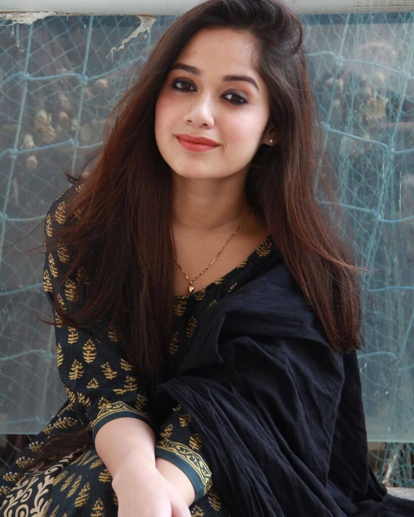 Take a tip from Jannat Zubair, how to make a classy style statement? - 2