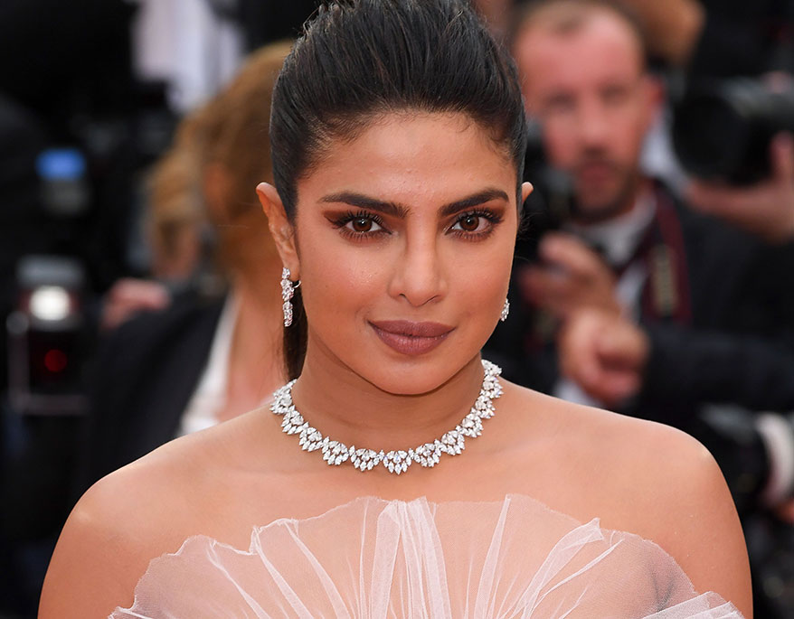 Discover Different Diamond Jewellery Ideas From Kareena Kapoor Khan, Janhvi Kapoor To, Priyanka Chopra - 3