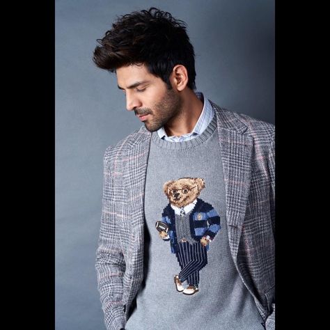 Take Tips From Ranveer Singh, Kartik Aaryan, Vicky Kaushal, And Hrithik Roshan On How To Look Good In Sweaters? - 3