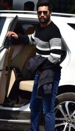 Take Tips From Ranveer Singh, Kartik Aaryan, Vicky Kaushal, And Hrithik Roshan On How To Look Good In Sweaters? - 4