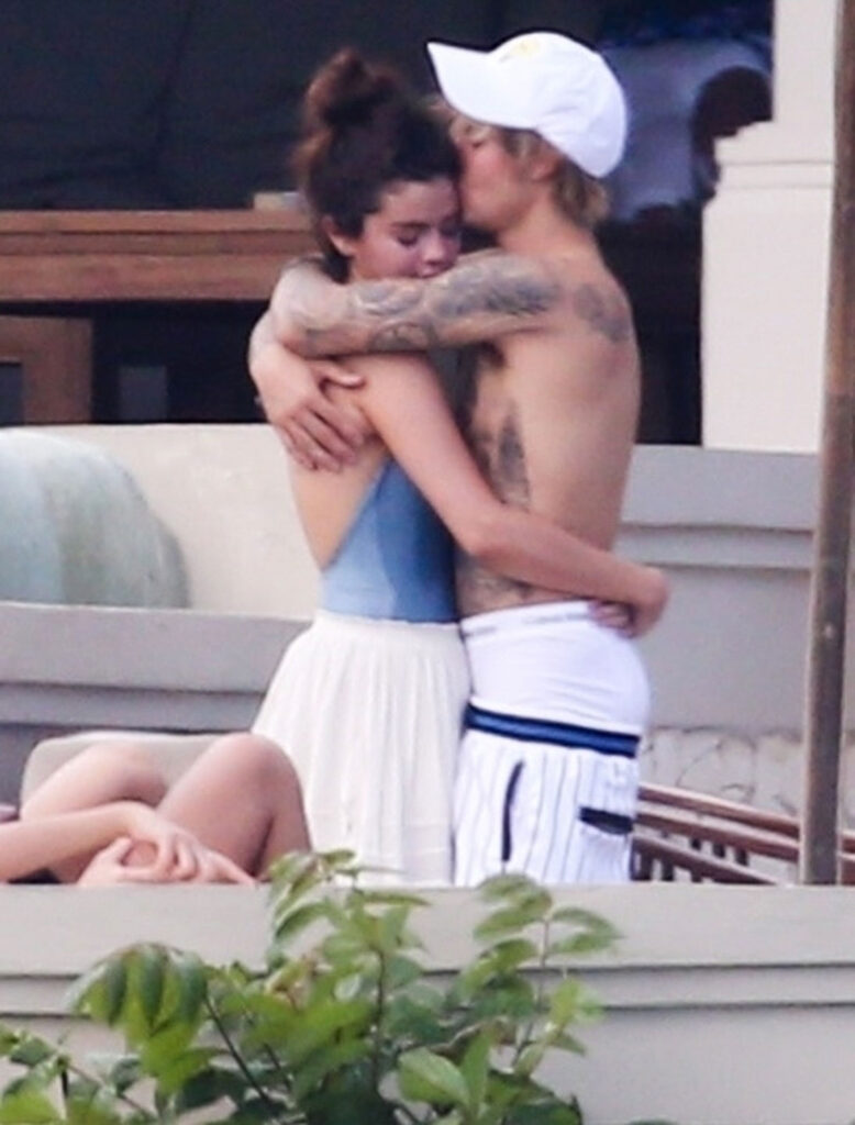 #THROWBACK How Selena Gomez and Justin Bieber ROMANCES in Public - 5