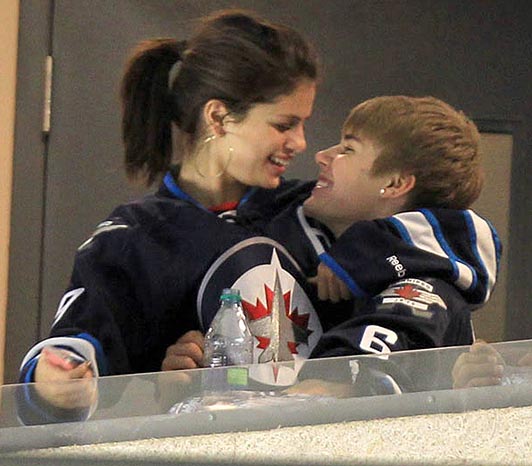 #THROWBACK How Selena Gomez and Justin Bieber ROMANCES in Public - 0