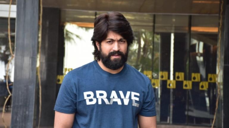 Vijay Deverakonda, Yash, Prabhas, Allu Arjun’s Casual Outfits To Look Stylish For Your Workplace! - 2