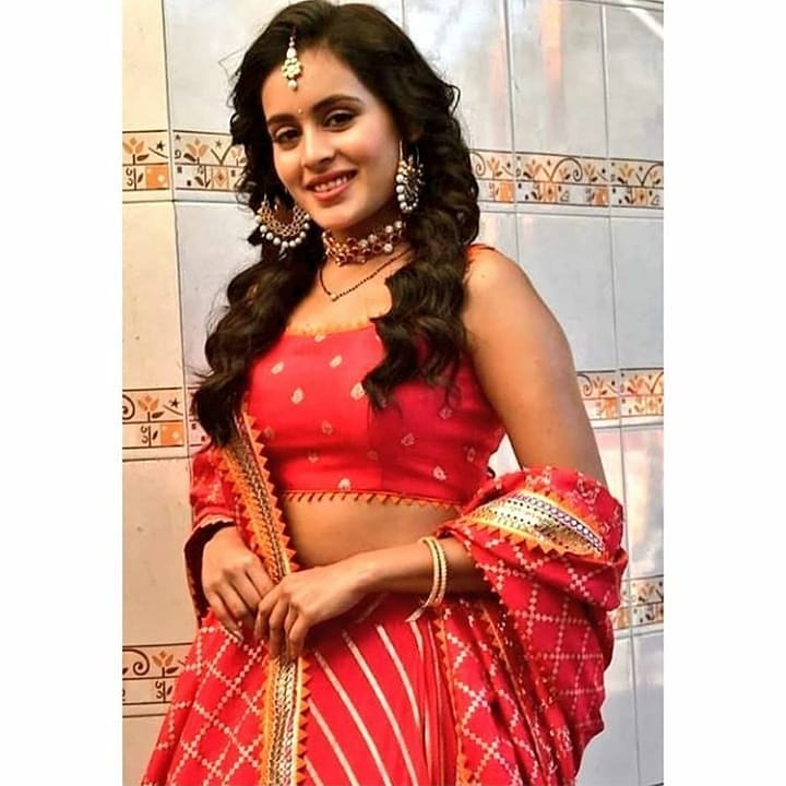 Yeh Rishtey Hain Pyaar Ke: Extremely good-looking Mishti in her traditional attires - 2