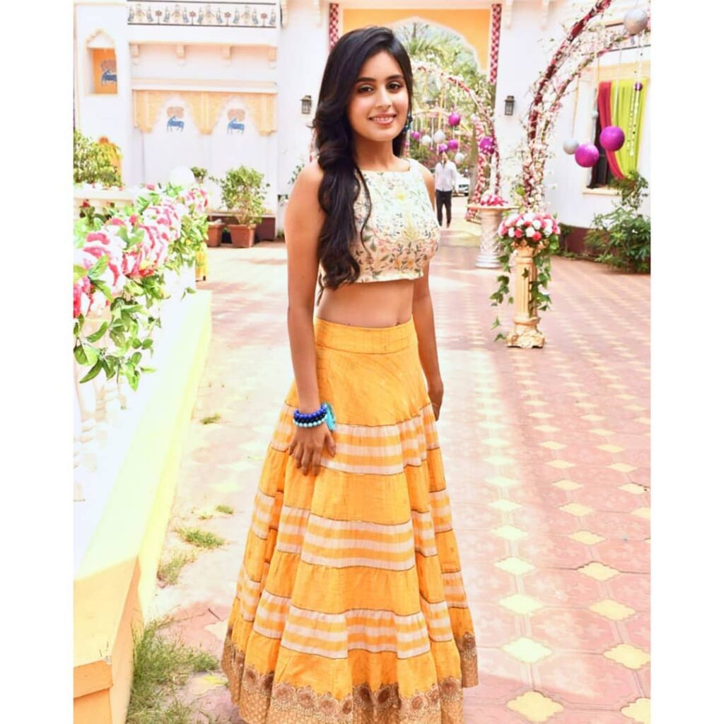 Yeh Rishtey Hain Pyaar Ke: Extremely good-looking Mishti in her traditional attires - 5