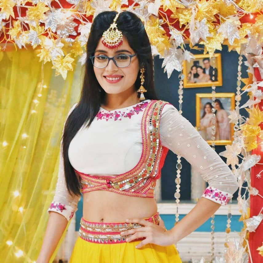 Yeh Rishtey Hain Pyaar Ke: Extremely good-looking Mishti in her traditional attires - 7