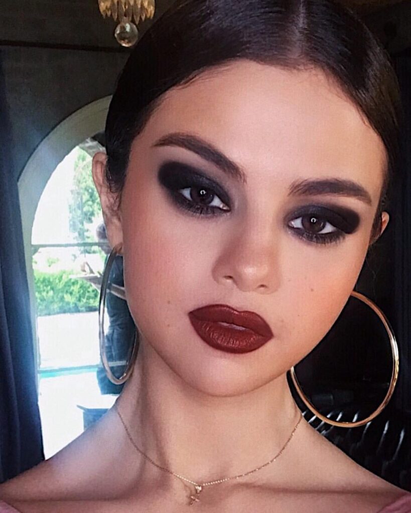 6 Stunning Selena Gomez’s Eye Makeup Looks! - 3