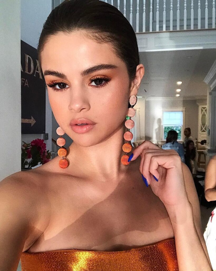 6 Stunning Selena Gomez’s Eye Makeup Looks! - 4