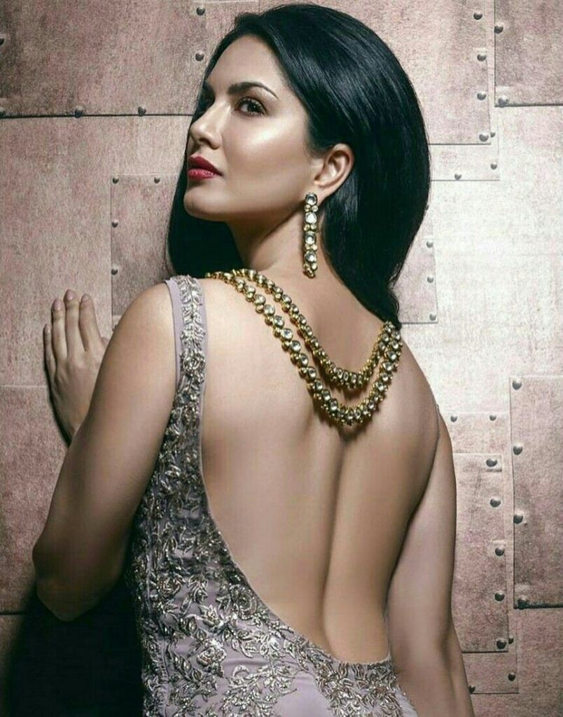 A Glimpse Into Tara Sutaria To Kareena Kapoor’s Outfits That Exposed Their Back! - 4