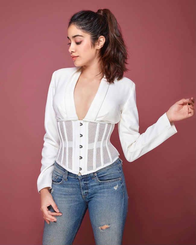 Anushka Sharma, Janhvi Kapoor, And Priyanka Chopra Know How To Pose For A Perfect Click! - 2