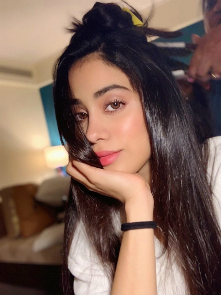 Anushka Sharma, Janhvi Kapoor, And Priyanka Chopra’s Selfie Game Is Always On Point - 2