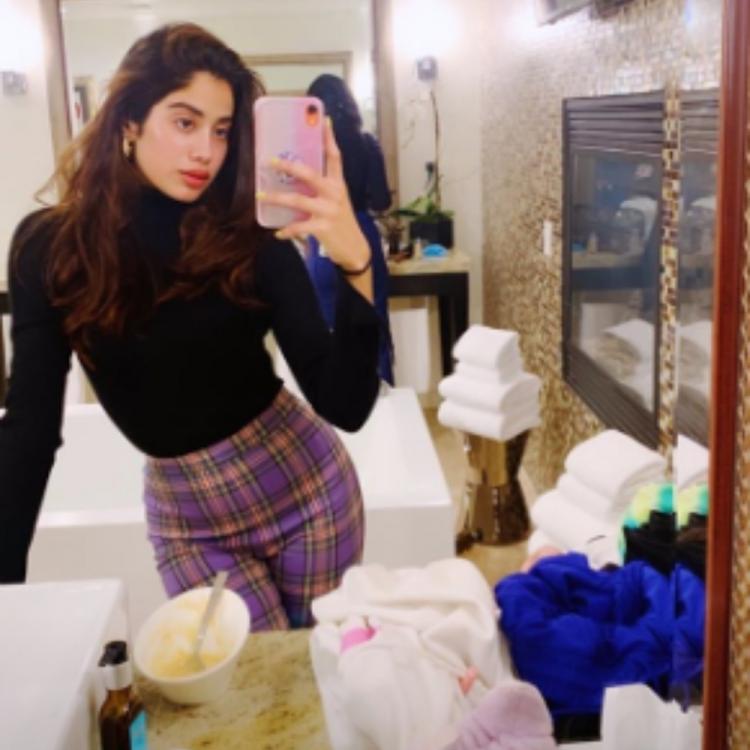 Anushka Sharma, Janhvi Kapoor, And Priyanka Chopra’s Selfie Game Is Always On Point - 3