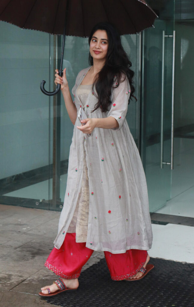 Anushka Sharma, Janhvi Kapoor, Priyanka Chopra’s Uber-Chic Kurta Set Should Be In Your Post-Quarantine Wish List - 2