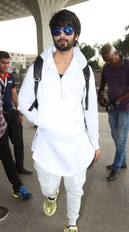 Ayushmann Khurrana, Shahid Kapoor, Varun Dhawan: These Celebs Are Wearing White Jeans In Style - 3