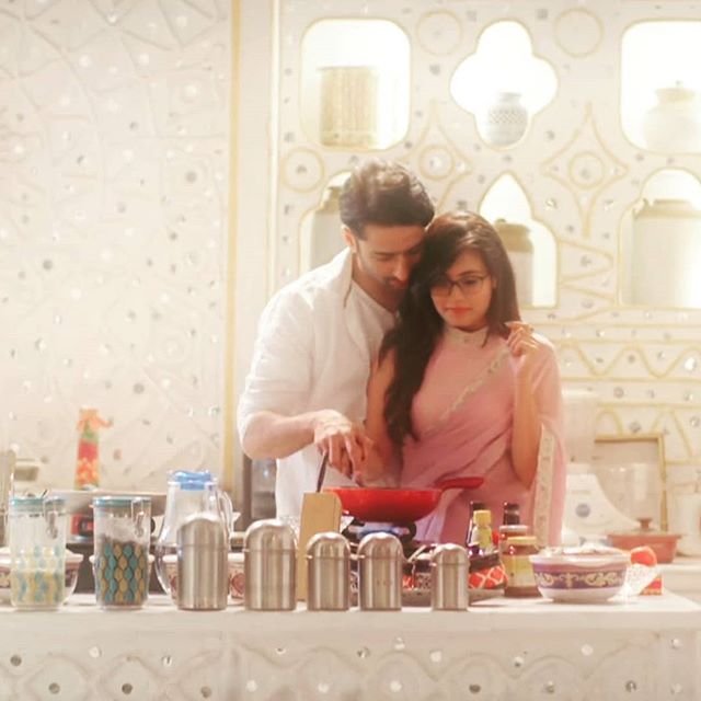 Hottest Scenes From Yeh Rishtey Hai Pyaar Ke’s Abir And Mishti Will Leave You Stunned! - 4