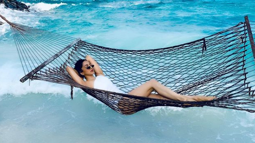 How To Style On A Beach? Take Tips From Priyanka Chopra, Disha Patani To Kiara Advani, Tara Sutaria - 4